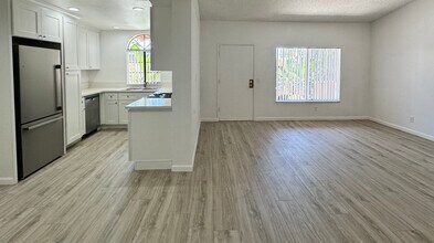 1136 N Escondido Blvd in Escondido, CA - Foto de edificio - Building Photo