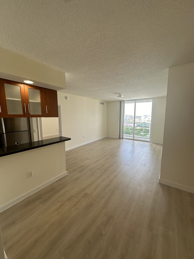 227 NE 25th St, Unit B in Miami, FL - Foto de edificio - Building Photo