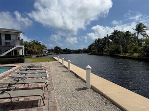 1812 E Oakland Park Blvd in Oakland Park, FL - Foto de edificio - Building Photo