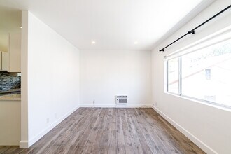 319 Heliotrope Dr in Los Angeles, CA - Building Photo - Building Photo