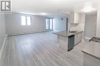 4422 Huron St in Niagara Falls, ON - Foto de edificio - Building Photo