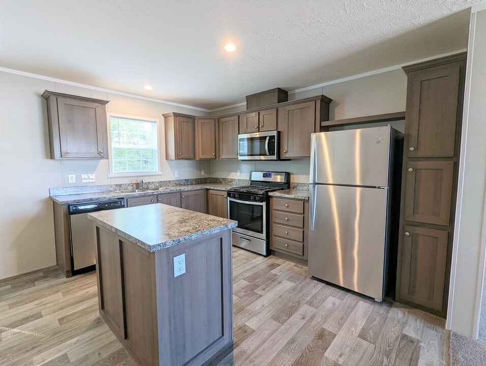 647 Oregon St in Belleville, MI - Building Photo