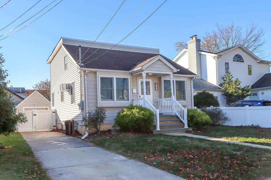 703 Oak St in Bellmore, NY - Building Photo