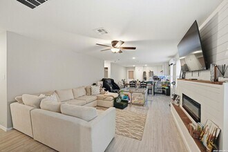 140 Maverick Cv in Pleasanton, TX - Foto de edificio - Building Photo