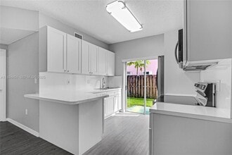 8021 Lake Dr in Doral, FL - Building Photo - Building Photo