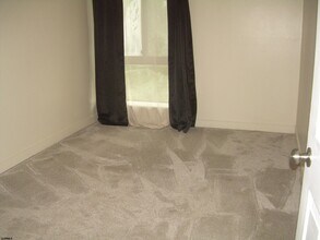 303 Meadowbrook Dr in Hamilton, NJ - Building Photo - Building Photo