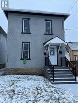 9 Kent St in Smiths Falls, ON - Building Photo