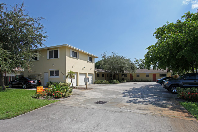 220 NW 40th Ct in Fort Lauderdale, FL - Foto de edificio - Building Photo