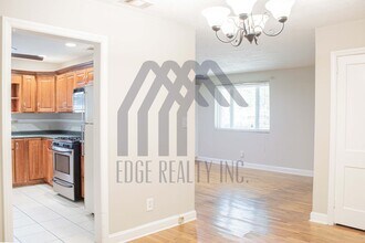 135 E Derenne Ave in Savannah, GA - Building Photo - Building Photo