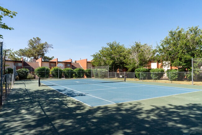 Vista Village Apartments in El Paso, TX - Foto de edificio - Building Photo