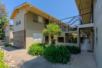 2045 Shasta St in Redding, CA - Foto de edificio - Building Photo