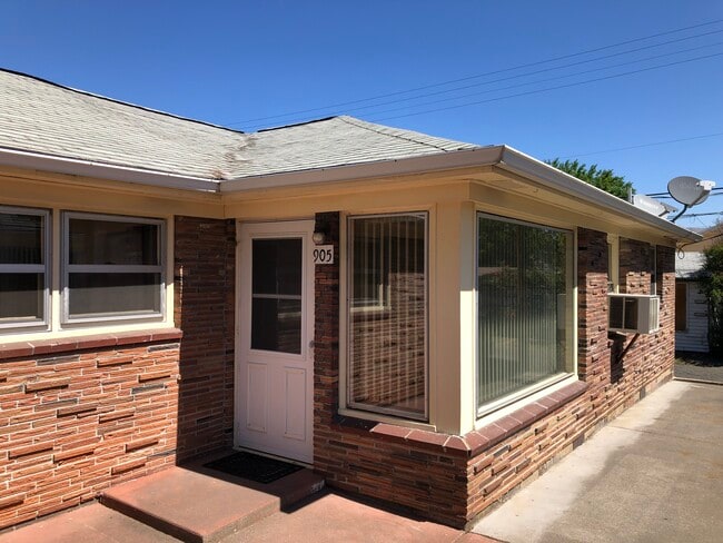 property at 905 W 10th St