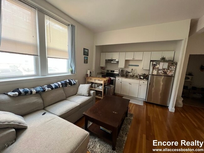 202 St Paul St, Unit 12 in Brookline, MA - Foto de edificio - Building Photo