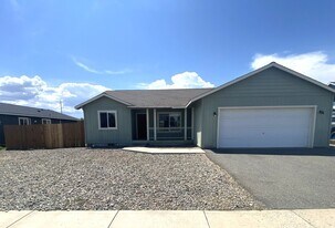 2205 North Cobblefield Street in Ellensburg, WA - Building Photo