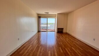 100 W Squantum St in Quincy, MA - Building Photo