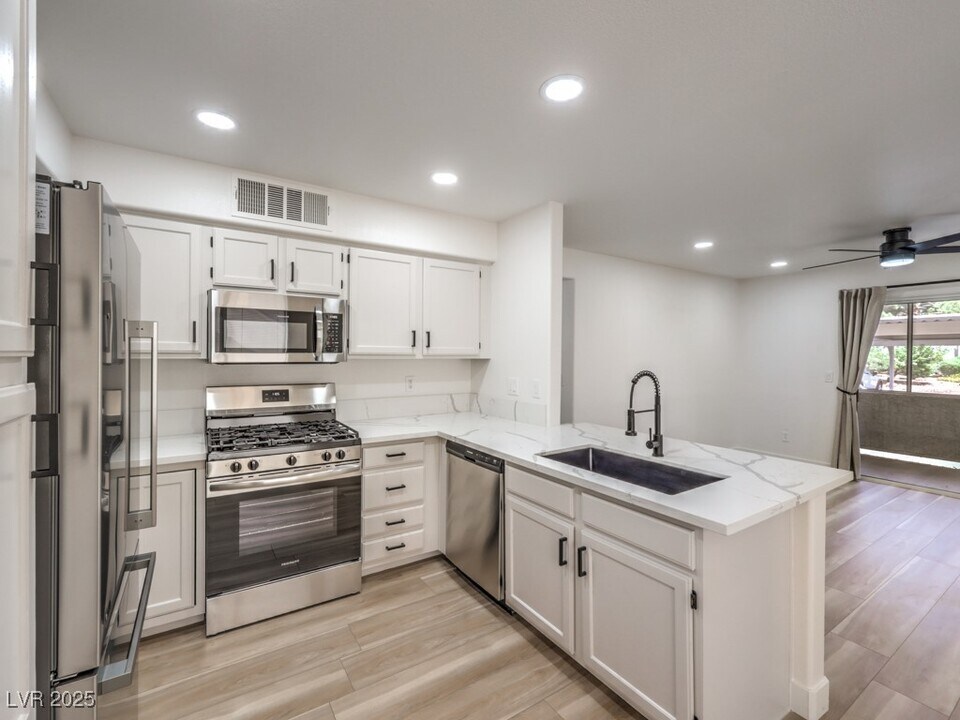 3425 E Russell Rd in Las Vegas, NV - Building Photo