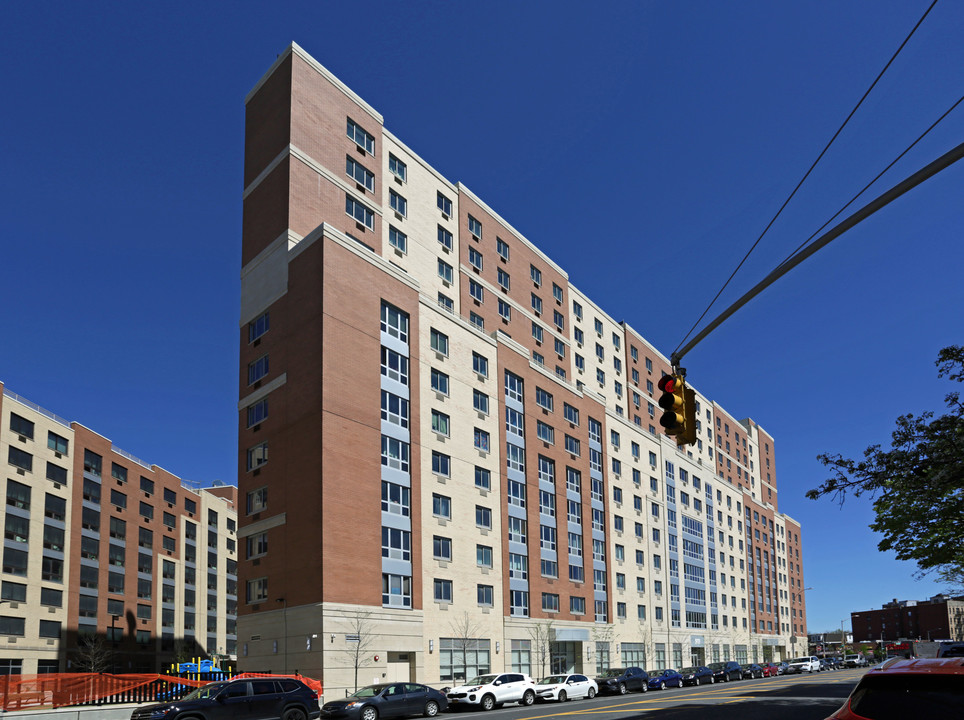 Crossroads Plaza: Phase II in Bronx, NY - Building Photo