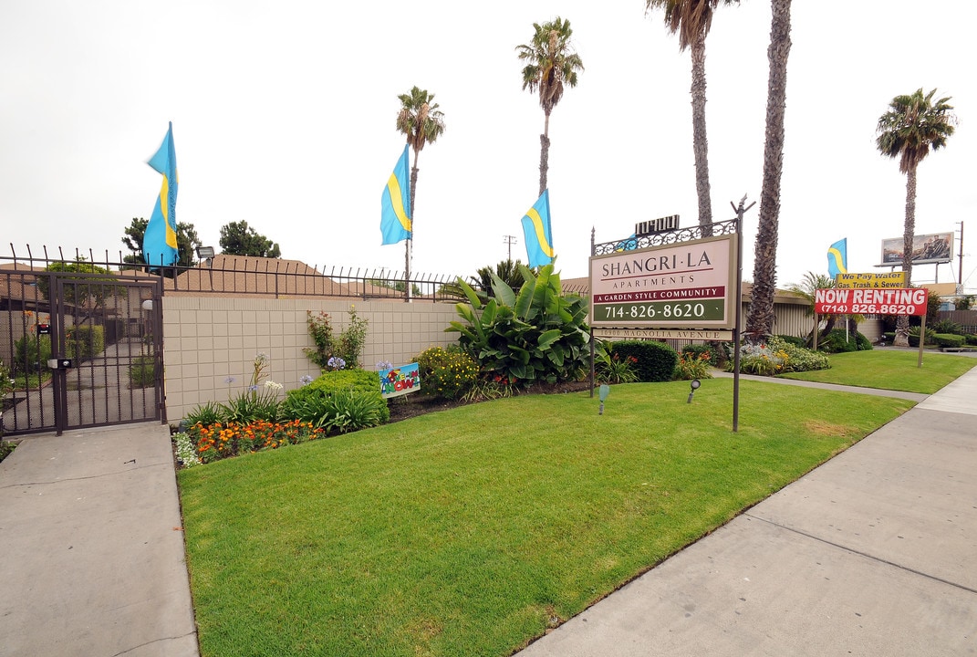 Pinewood Park Apartments in Anaheim, CA - Building Photo