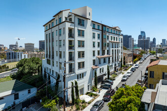 Firmin Court in Los Angeles, CA - Foto de edificio - Building Photo