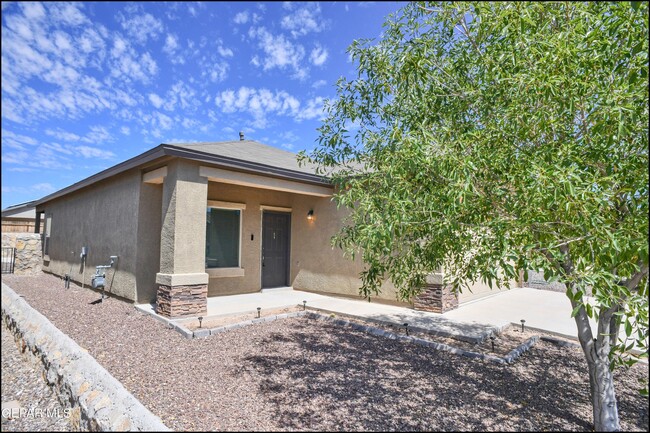 14945 Louis Baudoin in El Paso, TX - Foto de edificio - Building Photo