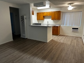 1228 S Loara St, Unit 1 in Anaheim, CA - Foto de edificio - Building Photo