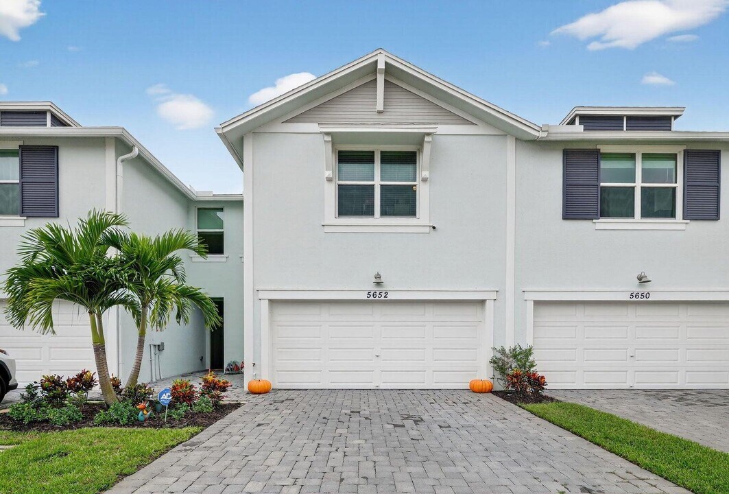 5652 SE Edgewater Cir in Stuart, FL - Building Photo