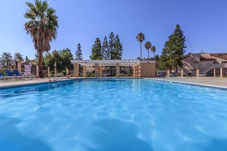 The Village in Newhall, CA - Foto de edificio - Building Photo