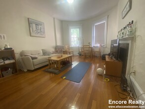 1786 Beacon St, Unit 3 in Brookline, MA - Building Photo - Building Photo