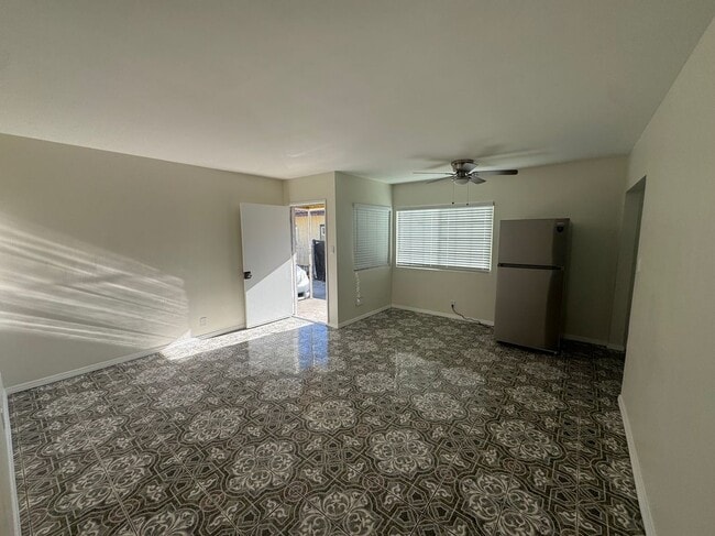 3310 Burton Ave in Lynwood, CA - Foto de edificio - Building Photo