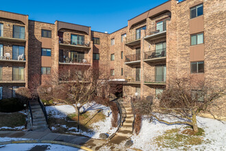 Lakeside Condo B Associates in Mount Prospect, IL - Building Photo - Building Photo