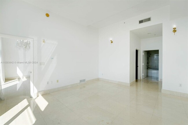 2001 Meridian Ave, Unit 516 in Miami Beach, FL - Foto de edificio - Building Photo