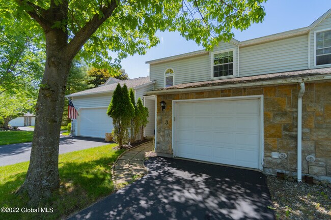 3 Deerwood Ct in Albany, NY - Building Photo - Building Photo