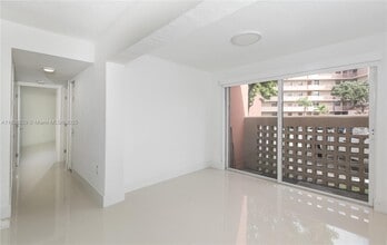 10241 NW 9th Street Cir, Unit 109-5 in Miami, FL - Building Photo - Building Photo