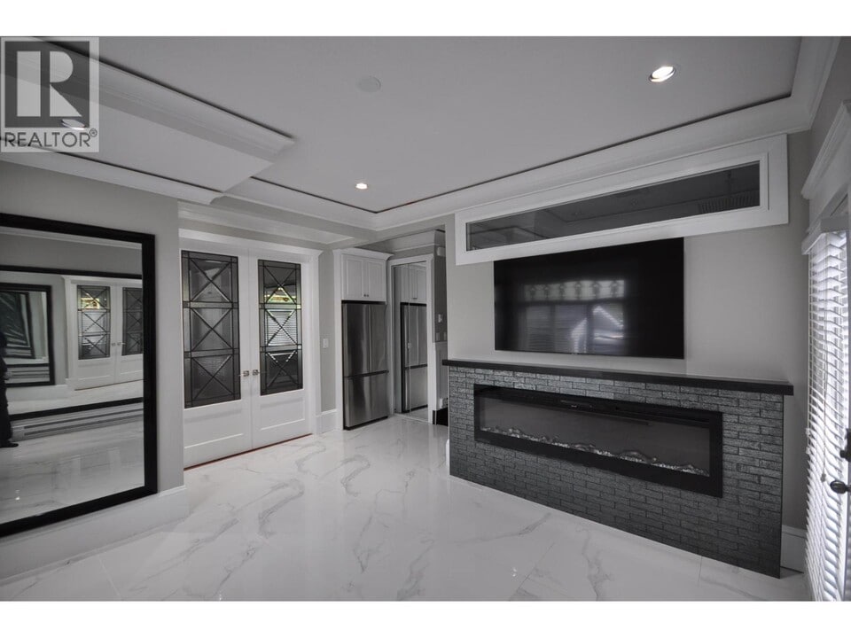 7505 Kingsway in Burnaby, BC - Building Photo
