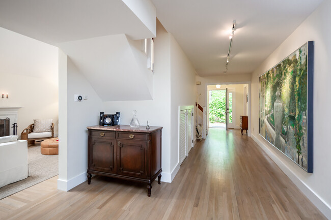 6 Woodcrest Dr in East Hampton, NY - Building Photo - Building Photo