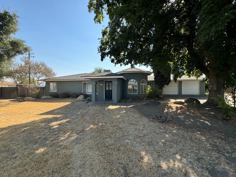 842 S Indianola Ave in Sanger, CA - Building Photo