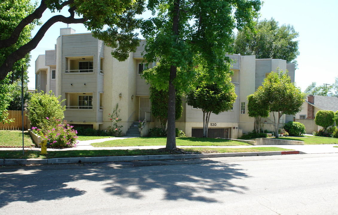 530 Pioneer Dr in Glendale, CA - Foto de edificio