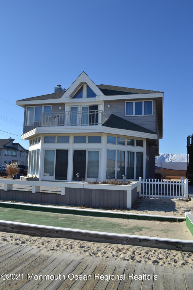 106 Oceanfront in Lavallette, NJ - Foto de edificio - Building Photo