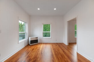 410 W C St in Rainier, OR - Building Photo - Building Photo