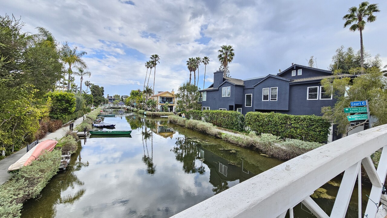 2420 Ocean Ave in Venice, CA - Building Photo