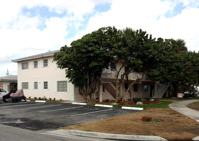 381 SE 15th Ave in Deerfield Beach, FL - Foto de edificio - Building Photo