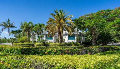 700 Hide Away Bay Ln in Longboat Key, FL - Foto de edificio - Building Photo