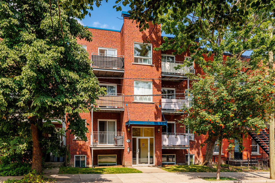 749 Desnoyers Rue in Montréal, QC - Building Photo