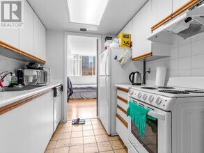 15 Maitland Pl in Toronto, ON - Building Photo - Building Photo