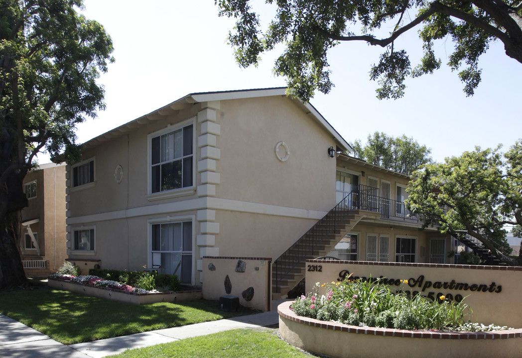 2312 E Santa Fe Ave in Fullerton, CA - Foto de edificio