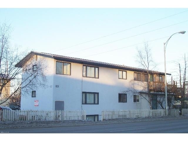 1004 Ingra St in Anchorage, AK - Foto de edificio