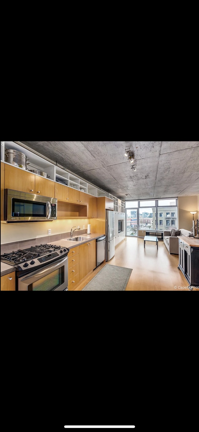 1926 W Burnside St, Unit 309 in Portland, OR - Building Photo - Building Photo