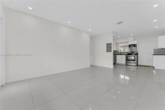 5271 NW 5th St, Unit 5271 in Miami, FL - Foto de edificio - Building Photo