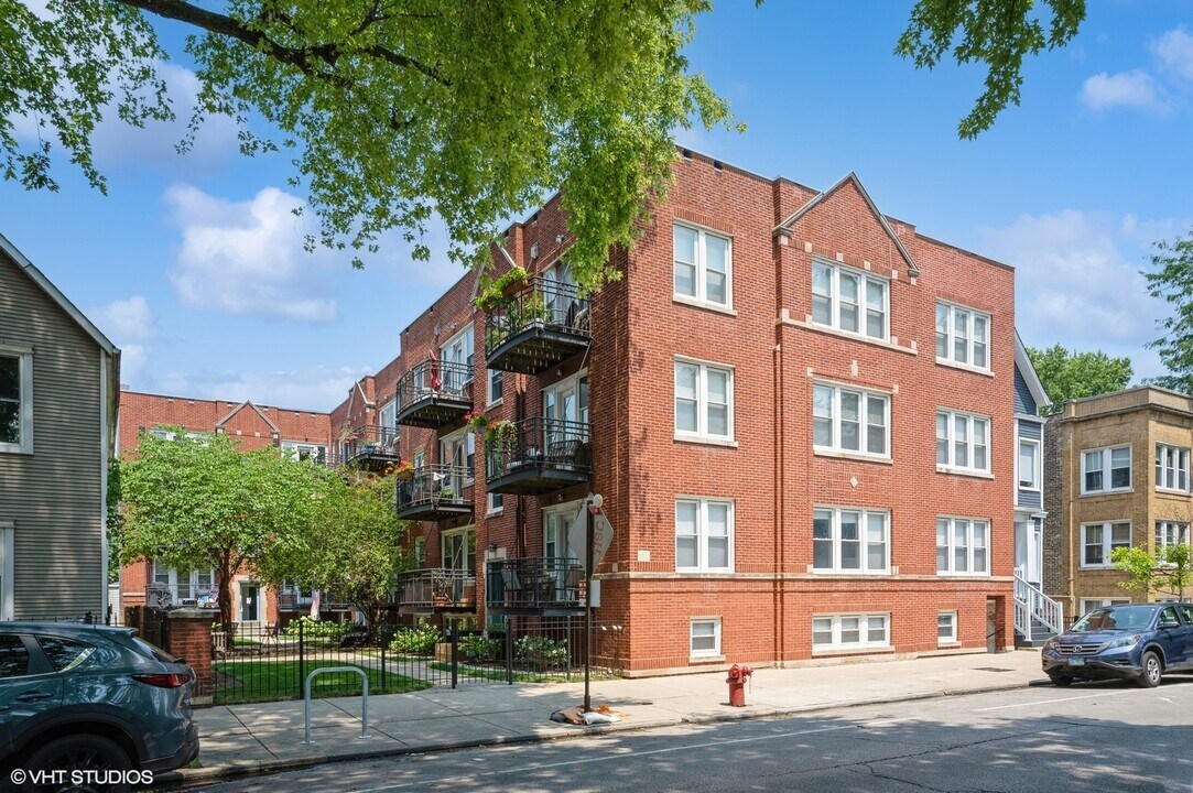 1924 W Roscoe St in Chicago, IL - Building Photo