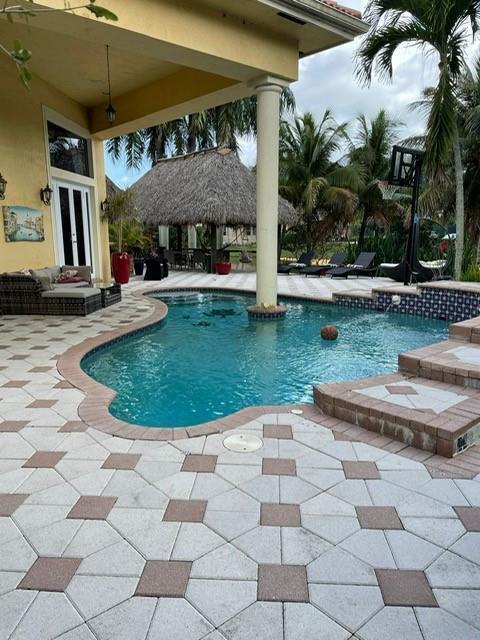 property at 5532 Estate Oak Cir
